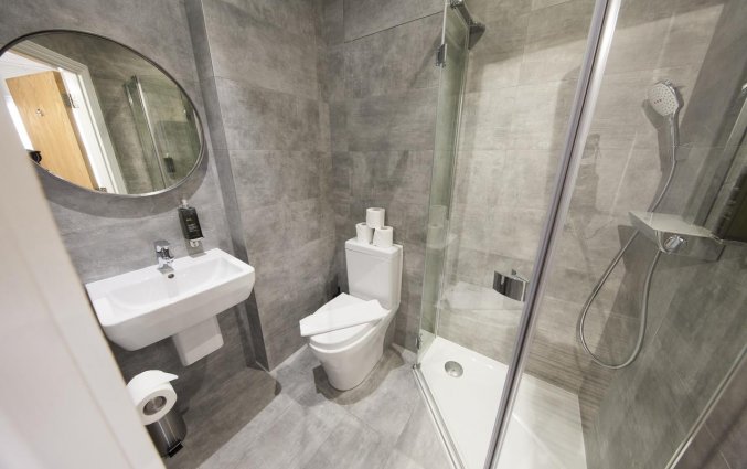 Badkamer van tweepersoonskamer in hotel St George's Inn Victoria in Westminster in Londen