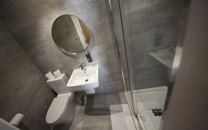 Badkamer van tweepersoonskamer in hotel St George's Inn Victoria in Westminster in Londen