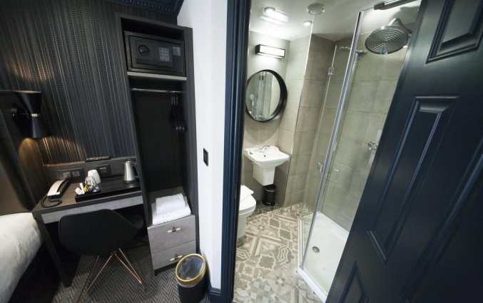 Tweepersoonskamer met badkamer van Hotel House of Toby in Londen