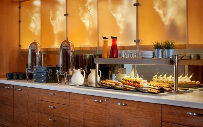 Buffet Park Plaza County Hall