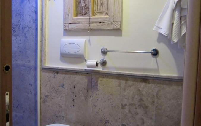 Badkamer van Hotel Europeo Flowers Sea Napels