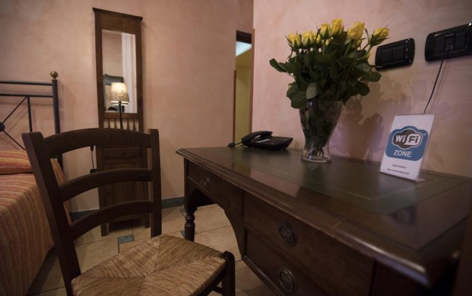 Tafel in een kamer van Hotel Schilizzi Napels