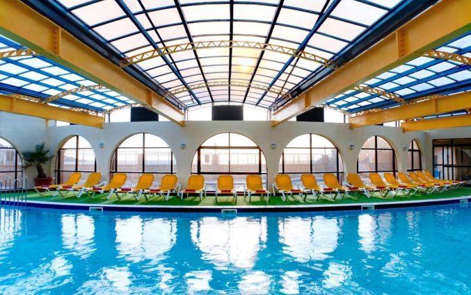 Binnenzwembad van hotel Paradise Bay malta